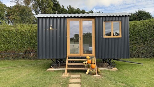 Luxury Shepherds Hut, W/large Garden, Firepit, & Wi-fi @ Cedar Gables Campsite