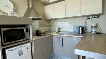 Frigorifero, microonde, forno, piano cottura