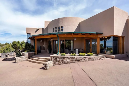 NEW ON VRBO! El Camino Stunning home Dale Ball trails Santa Fe Ski Area Forest