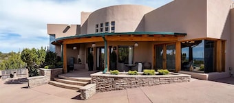 NEW ON VRBO! El Camino Stunning home Dale Ball trails Santa Fe Ski Area Forest