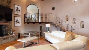 Smart TV, chimenea, biblioteca de música, estéreo