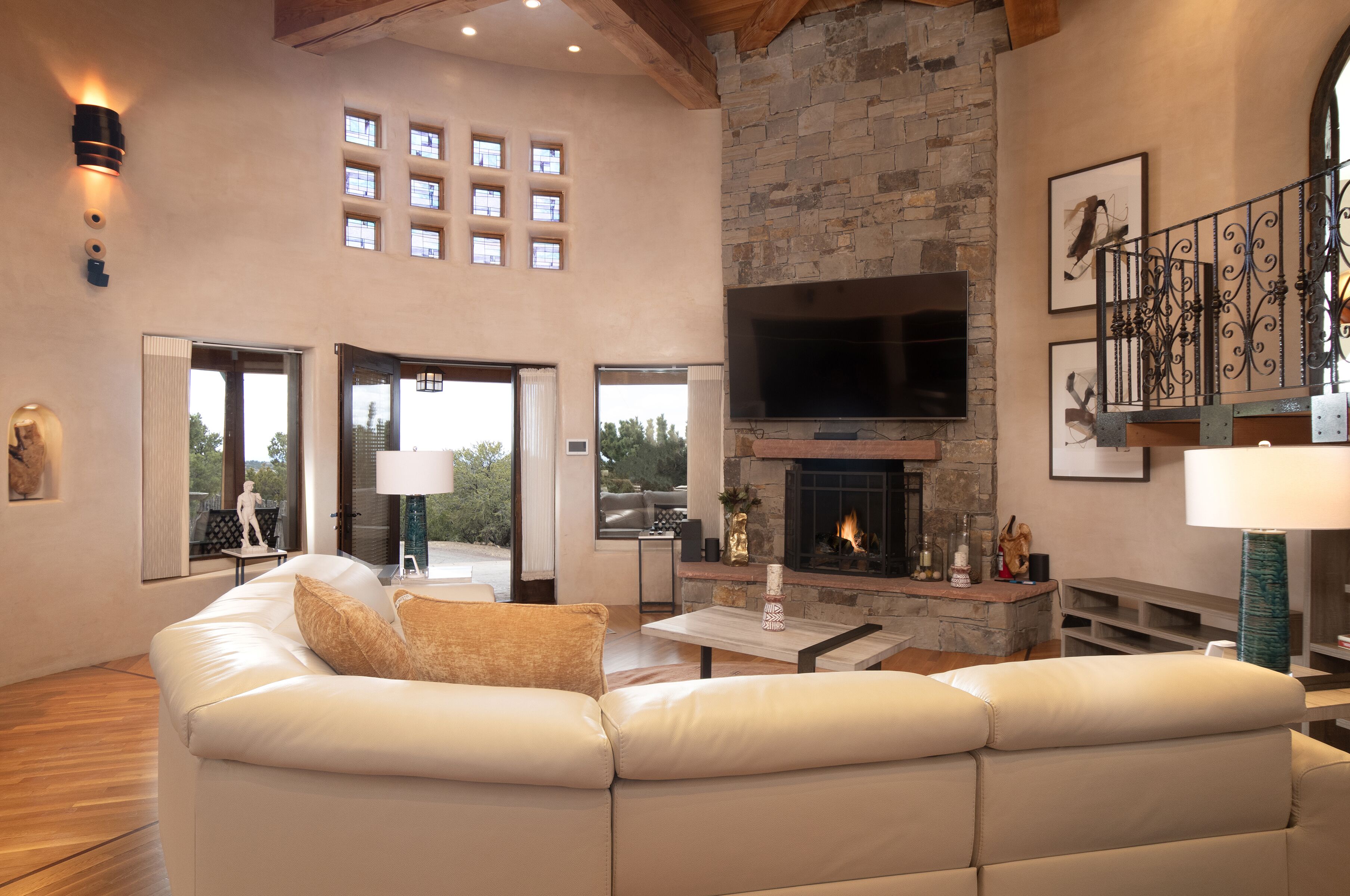 Älytelevisio, takka, musiikkikirjasto, stereot