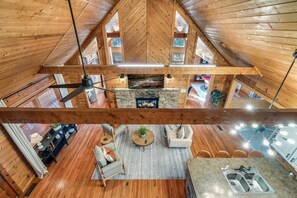 Smart TV, caminetto, videogiochi