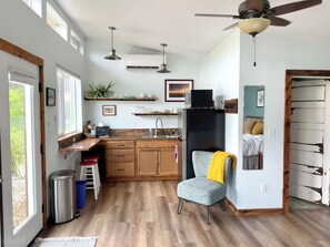 Refrigerador, microondas, placa de cocina, cafetera/tetera
