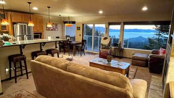 Smart TV, chimenea, reproductor de DVD y libros