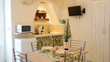 Maison Confort | Cuisine privée | Grand réfrigérateur, micro-ondes, plaque de cuisson, machine à expresso