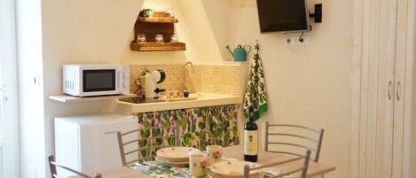 コンフォート ハウス | 専用キッチン | 大型冷蔵庫、電子レンジ、コンロ、エスプレッソマシン