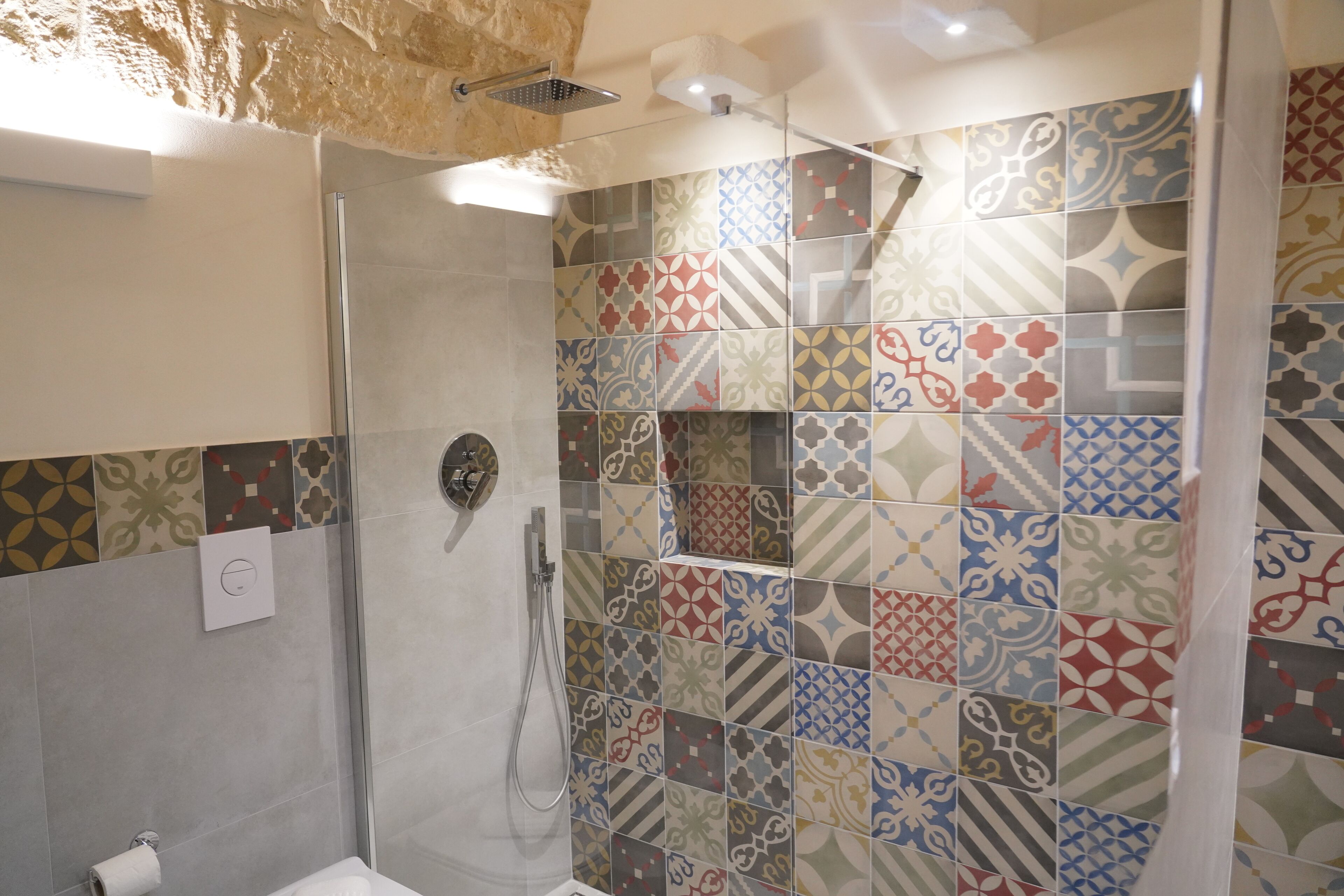 Comfort-Haus | Badezimmer | Dusche, Regendusche, kostenlose Toilettenartikel, Bidet