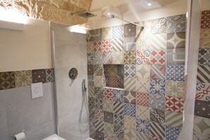 Maison Confort | Salle de bain | Douche, douche à « effet pluie », articles de toilette gratuits, bidet