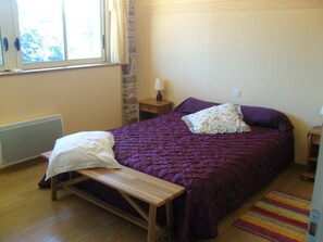 3 chambres, fer et planche à repasser, lit de bébé portatif