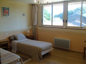 3 bedrooms, iron/ironing board, travel cot, bed sheets - 30 mn Puy du Fou, Gites 8 Personnes (Saint-Pierre-du-Chemin)