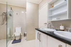 Shower, hair dryer, towels, soap - Beautiful sunny 2B&1B suite with a garden in Yarralumla near Lake & City Centre (Yarralumla)