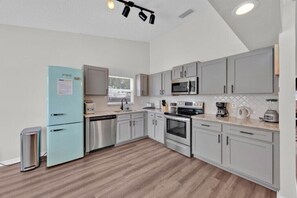 Kjøleskap, mikrobølgeovn, ovn og kokeplater