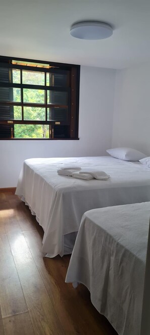 Habitación triple Premium | Ropa de cama hipoalergénica y camas con pillow-top 