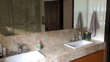 Quarto casal ou duplo premium | Banheiro | Chuveiro, produtos de toalete grátis