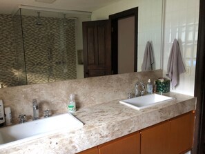 A bathroom with two sinks, a mirror, and a shower area. - Kronemhouse Pousada (Petrópolis)