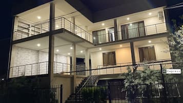 Mặt tiền nơi lưu trú