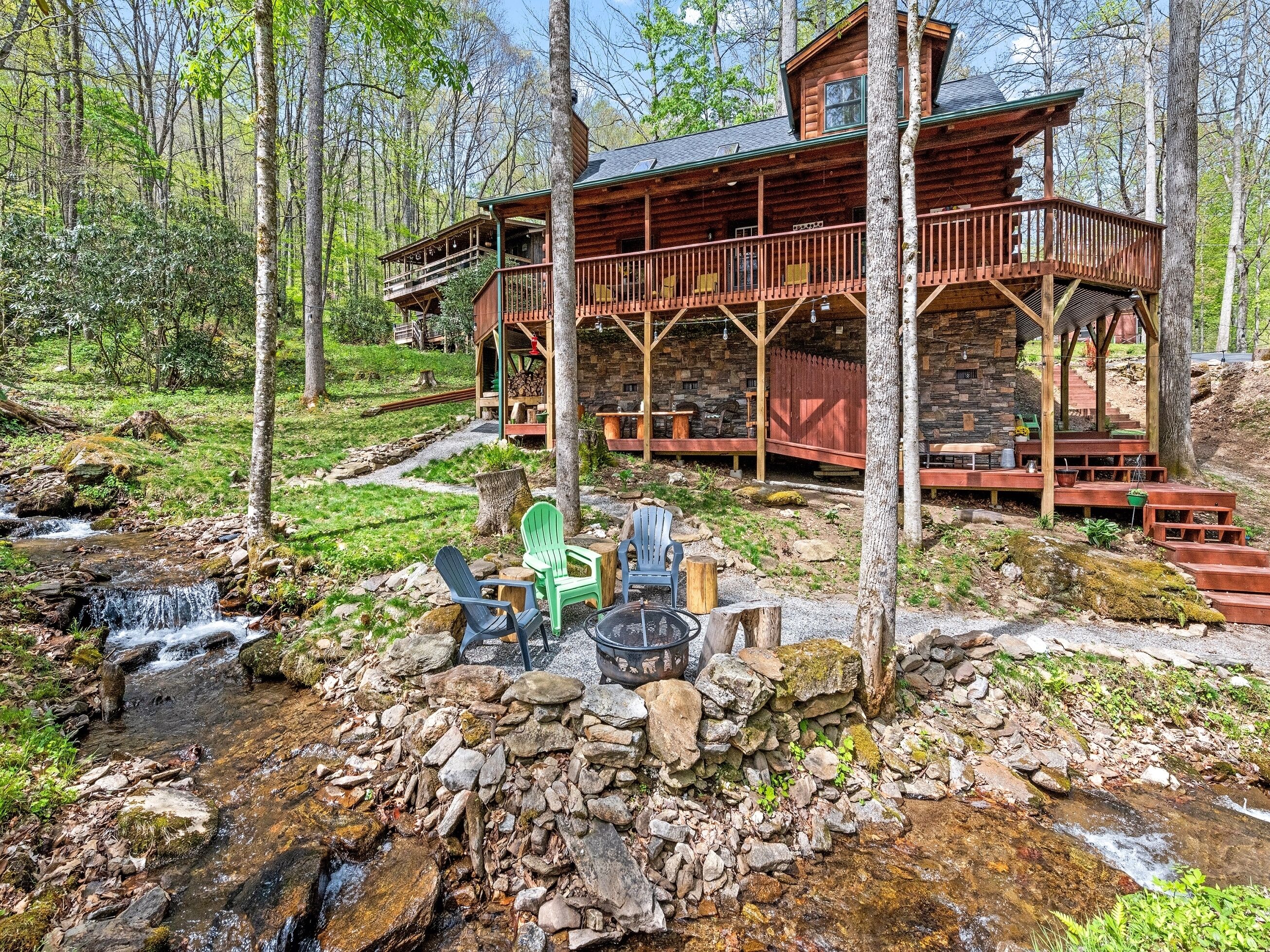 Cozy creekside retreat, family/pet friendly, fire pit, close to skiing & hiking!