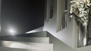 Un conjunto de escalones de hormigón que conducen a una plataforma.
