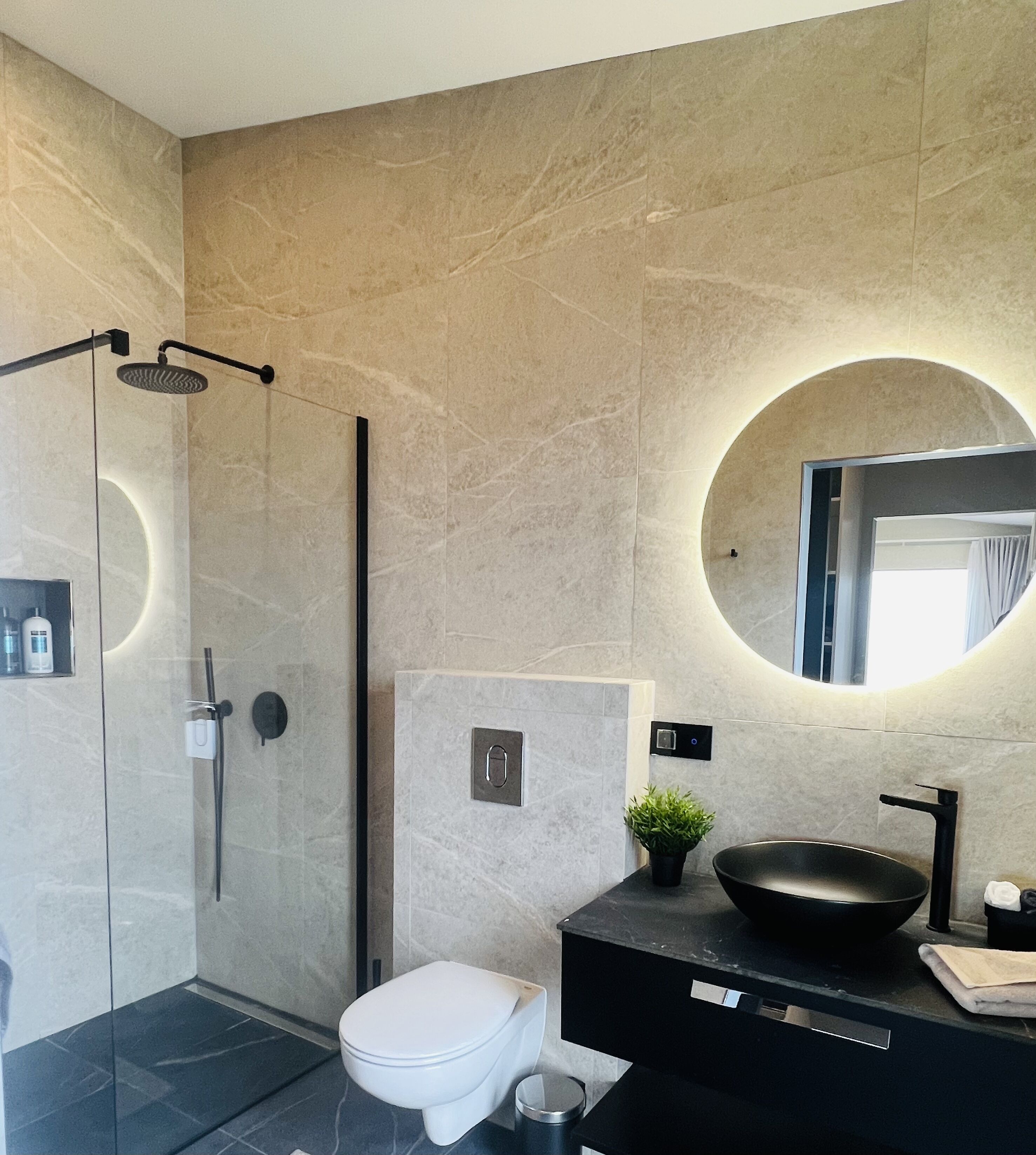 Douche, sèche-cheveux, serviettes fournies, savon
