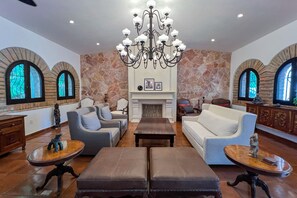 Smart TV, books - Casa Sol Large beautiful estate ocean front, with the jungle in your backyard! (Boca de Tomatlan)