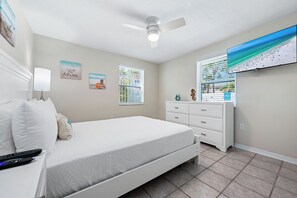 3 bedrooms, iron/ironing board, free WiFi, bed sheets - Stunning Pool-side 2 bed/2 Bath With A Quick Walk to Beach!! (Sarasota)
