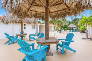 Outdoor dining - Stunning Pool-side 2 bed/2 Bath With A Quick Walk to Beach!! (Sarasota)