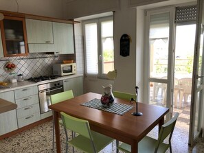 Fridge, microwave, oven, coffee/tea maker - 150-square-meter beachfront apartment in Fertilia (Fertilia)