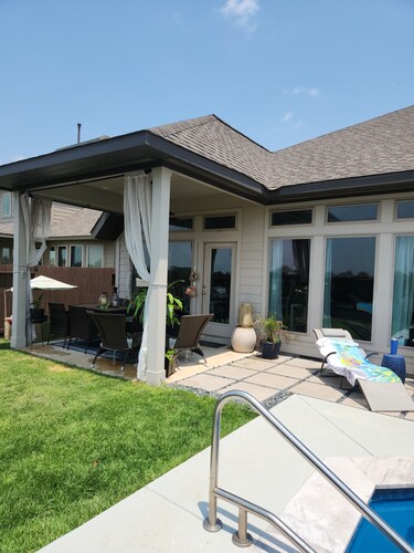 Beautiful Fully equipped, 4 bedroom home 2 bathrooms with pool in Seguin, TX! 