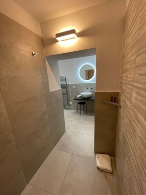 Douche, sèche-cheveux, bidet, serviettes fournies