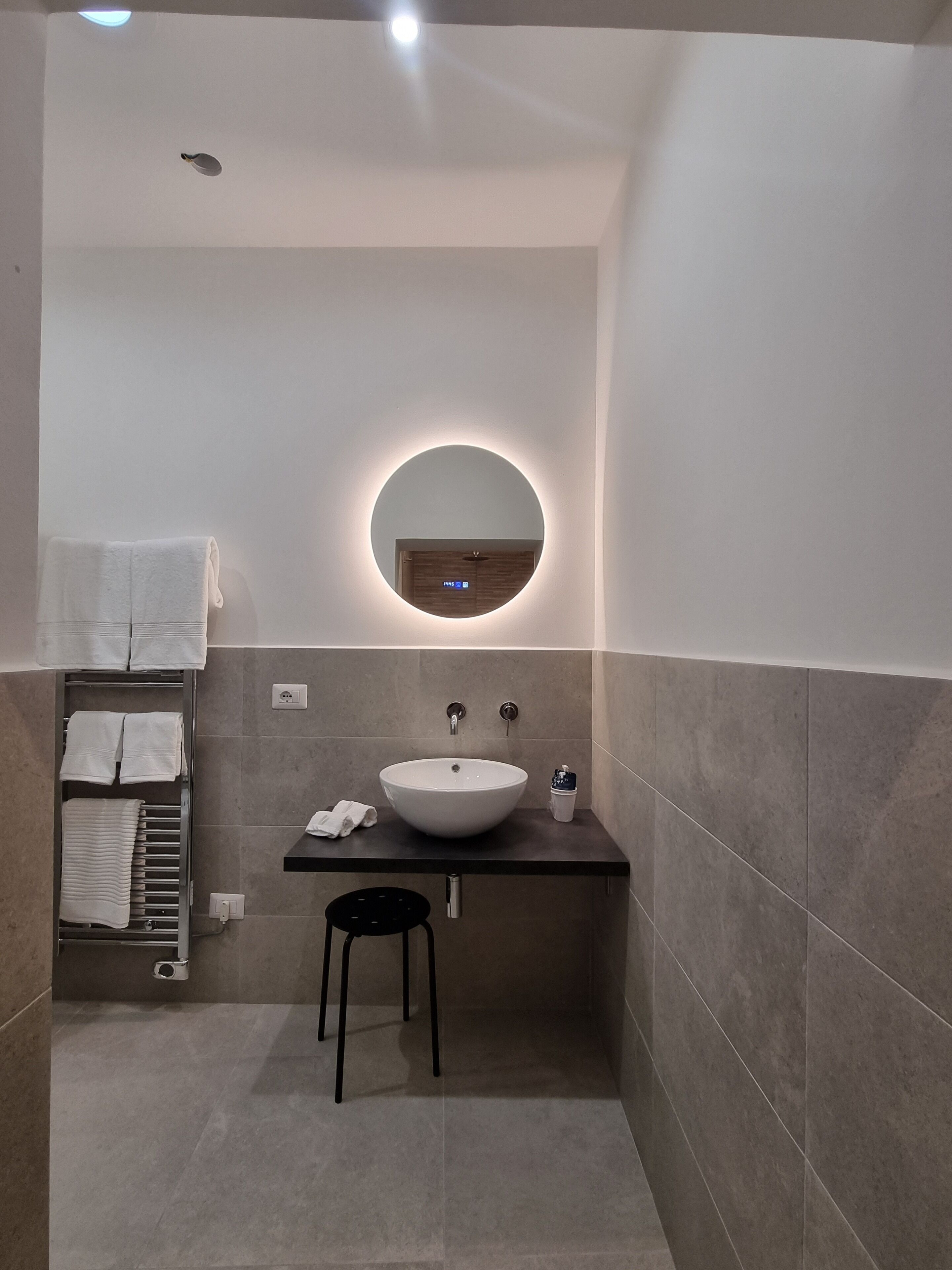 Dusj, hårføner, bidé og håndklær