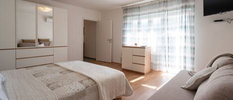 2 عدّة غرف نوم ومكواة/لوح كي وواي فاي مجانًا وملاءات أسرّة