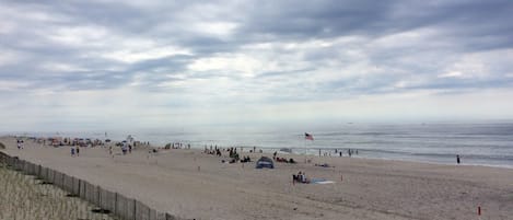 Beach nearby, sun loungers, beach towels