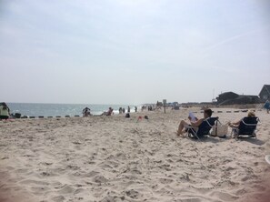 Playa en los alrededores, camastros y toallas de playa 