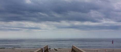 Beach nearby, sun loungers, beach towels