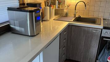 Jääkaappi, uuni, liesi, kahvin-/teenkeitin