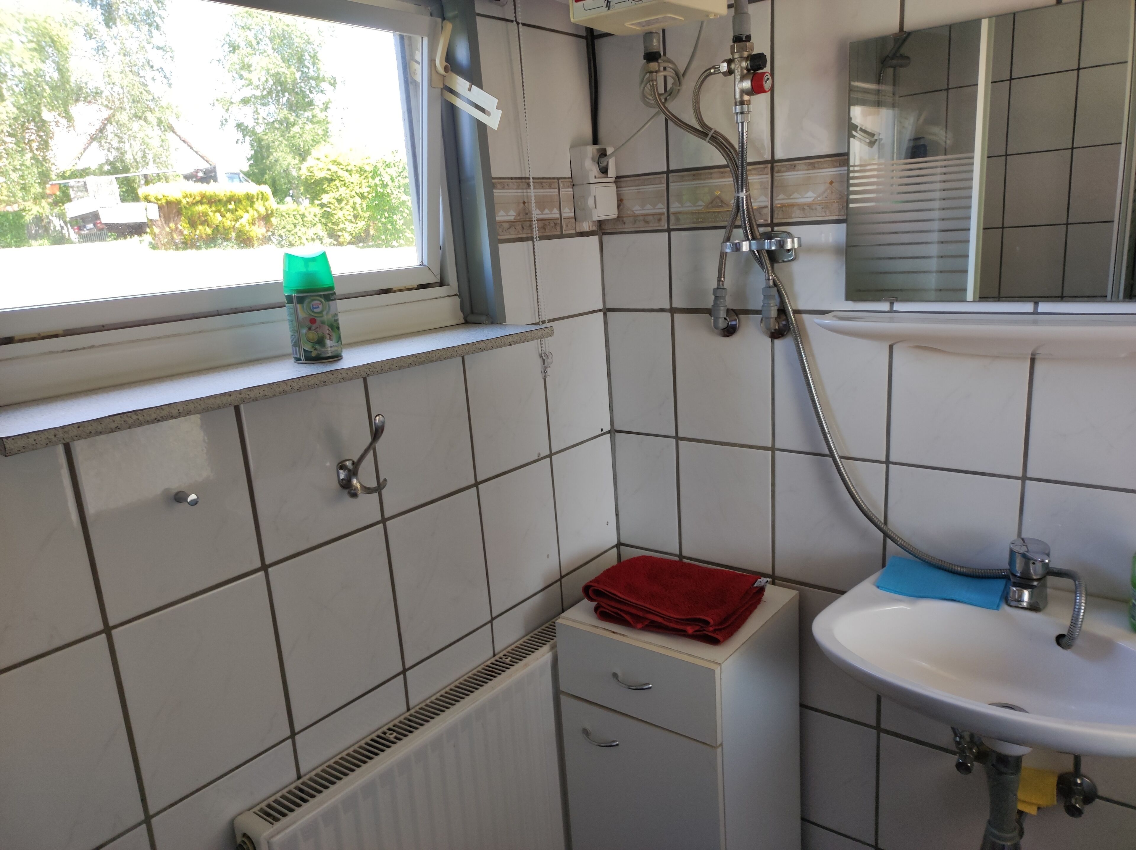 Towels, shampoo, toilet paper