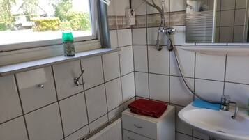 Handtücher, Shampoo, Toilettenpapier