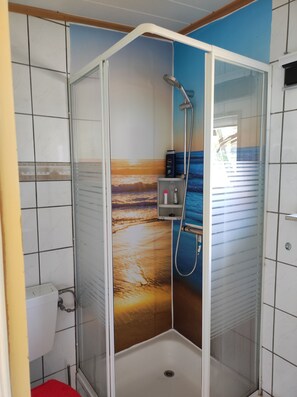 Towels, shampoo, toilet paper - Small bungalow for two people with a sunny terrace. Near the Baltic Sea. (Neuburg)