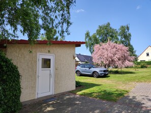 Property grounds - Small bungalow for two people with a sunny terrace. Near the Baltic Sea. (Neuburg)