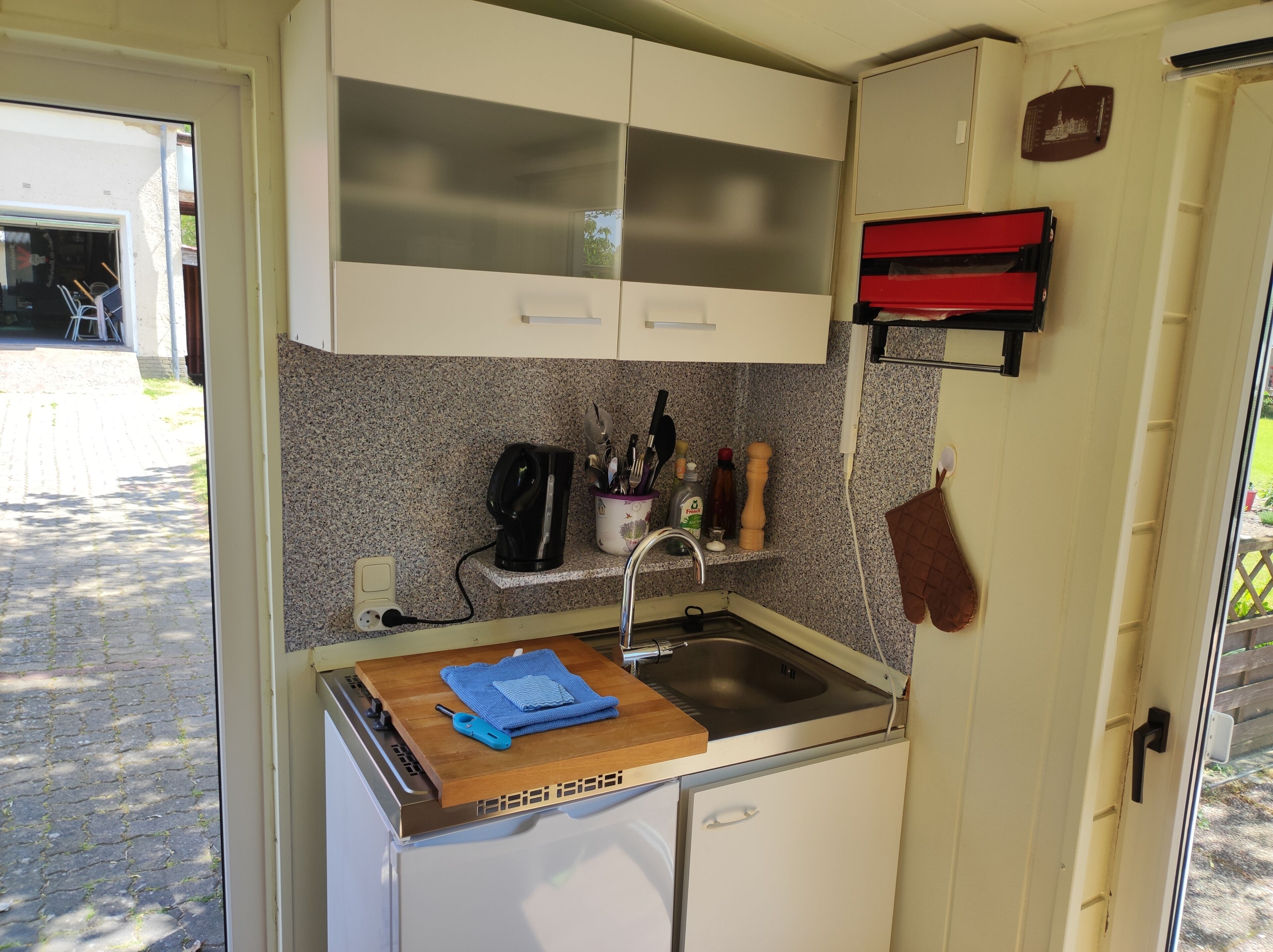 Kühlschrank, Herdplatte, Wasserkocher mit Kaffee-/Teezubehör