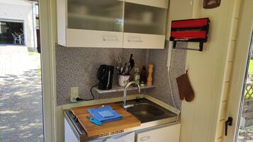 Kühlschrank, Herdplatte, Wasserkocher mit Kaffee-/Teezubehör