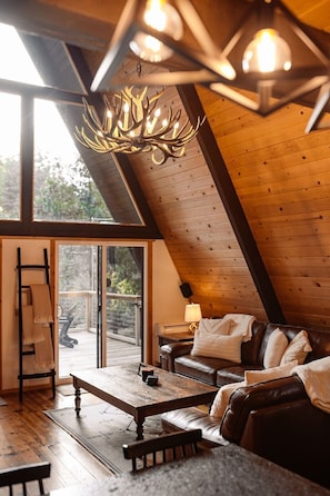 Televisión, chimenea y oficina