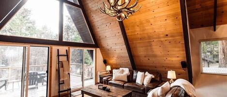 تلفزيون، مدفأة، مكتب