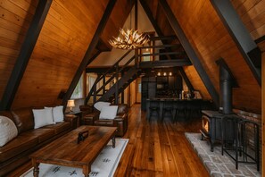 Televisión, chimenea y oficina