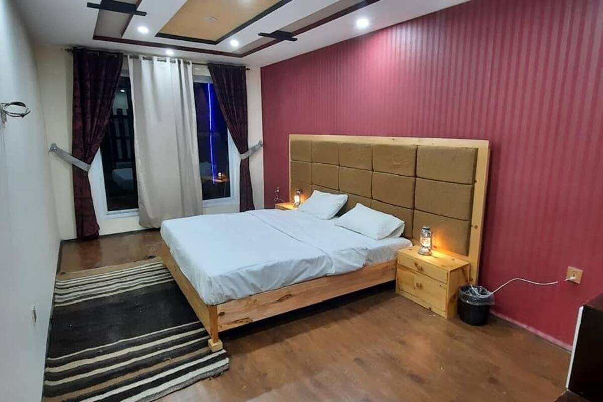Deluxe Double Room | Living area | 32-inch LCD TV with cable channels, TV