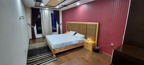 Habitación Deluxe doble | Zona de estar | Televisión LCD de 32 pulgadas con canales por cable, una televisión