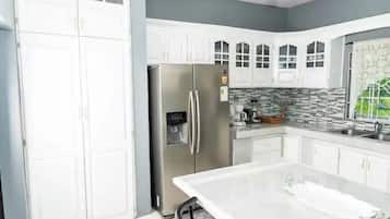 Family Villa | Private kitchen | Full-size fridge, microwave, oven, stovetop
