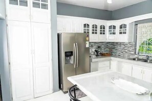 Family Villa | Private kitchen | Full-size fridge, microwave, oven, stovetop - Bunglow on the Terrace (Montego Bay)