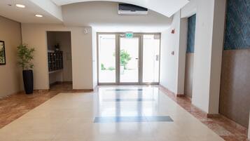 Bagian depan properti - sore/malam